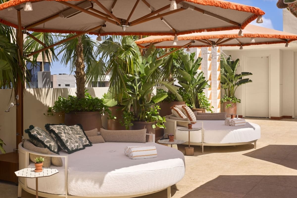 La terraza de este reconocido hotel en Miami ofrece un atractivo y tropical menú de tragos para disfrutar en la piscina