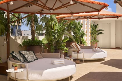 La terraza de este reconocido hotel en Miami ofrece un atractivo y tropical menú de tragos para disfrutar en la piscina
