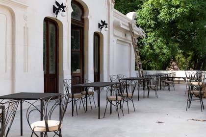 La terraza de la planta baja ya tiene las mesas puestas