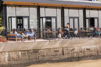 La terraza de Mostrador Santa Teresita, con vista al Río de la Plata