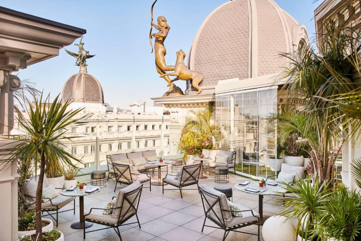La terraza del hotel Hyatt de Madrid donde se aloja Milei, con su estatua de la diosa Diana y sus cinco perros
