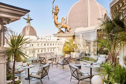 La terraza del hotel Hyatt de Madrid donde se aloja Milei, con su estatua de la diosa Diana y sus cinco perros