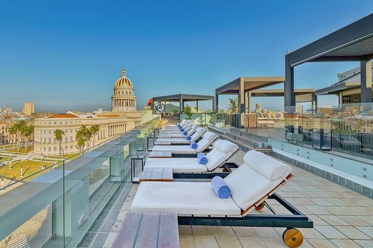 La terraza del hotel Saratoga es uno de los sitios relajantes, favorito de muchos