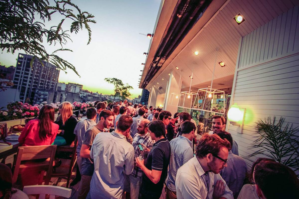 La terraza del Sky Bar en el hotel Pulitzer a pleno.