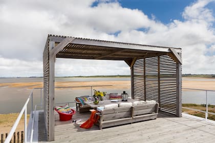 La terraza está rematada por una pérgola de pino tratado para contemplar uno de los atardeceres más lindos del mundo.
