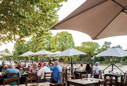 La terraza junto al río de Il Novo María del Luján