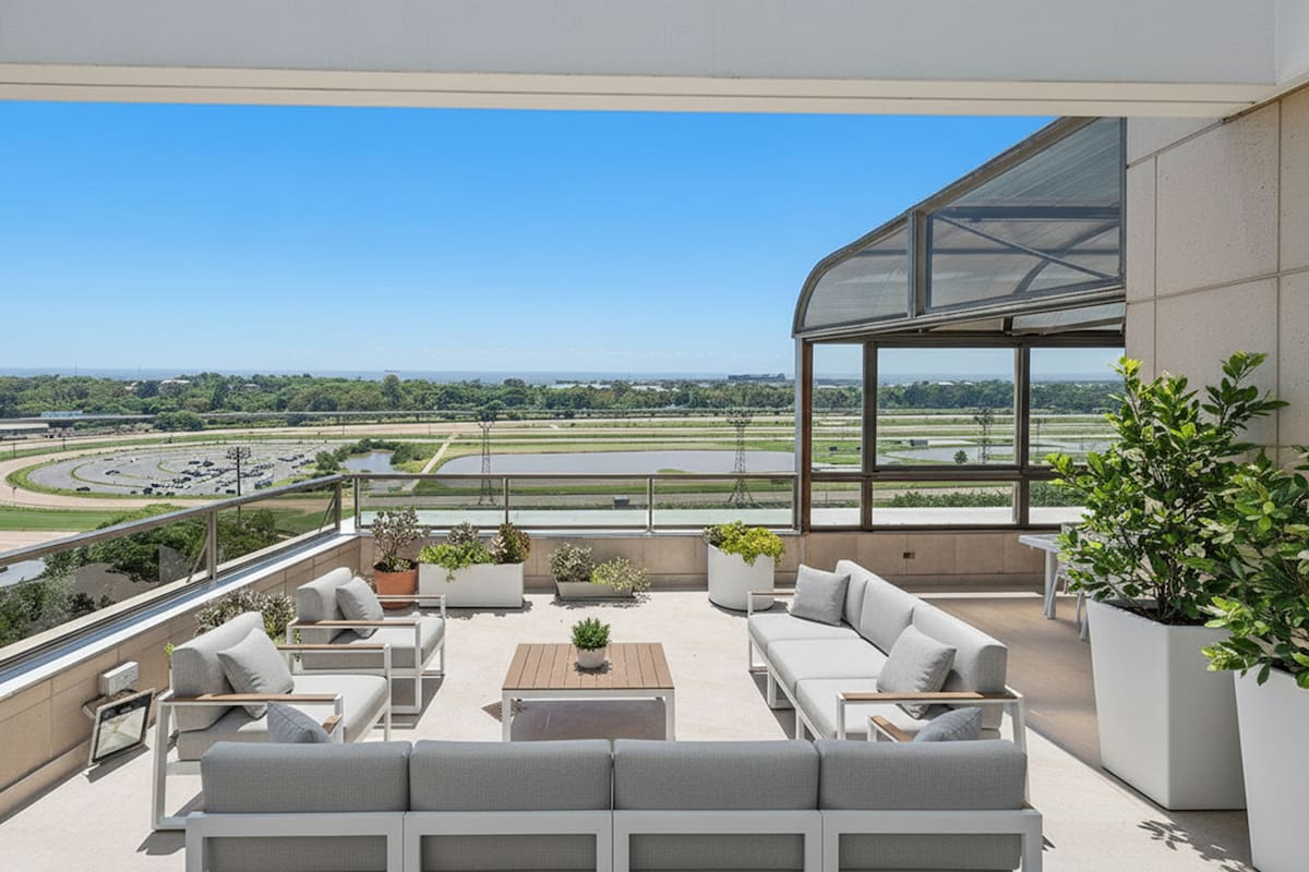 La terraza privada tiene vistas libres al Hipódromo de Palermo