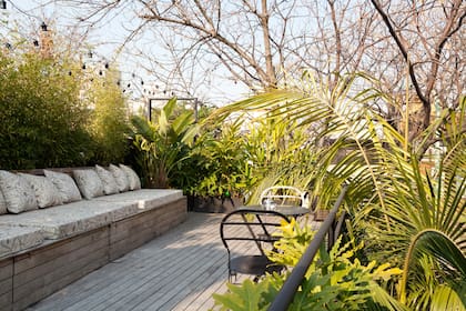 La terraza, un espacio de encuentro con piso de deck y sillones para leer o tomar algo al fresco.