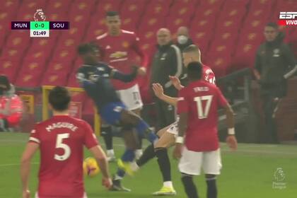 La terrible patada de Alexandre Jankewitz sobre McTominay que le costó la roja al minuto de partido