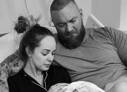 Thor Bjornsson junto a su esposa, Kelsey Henson