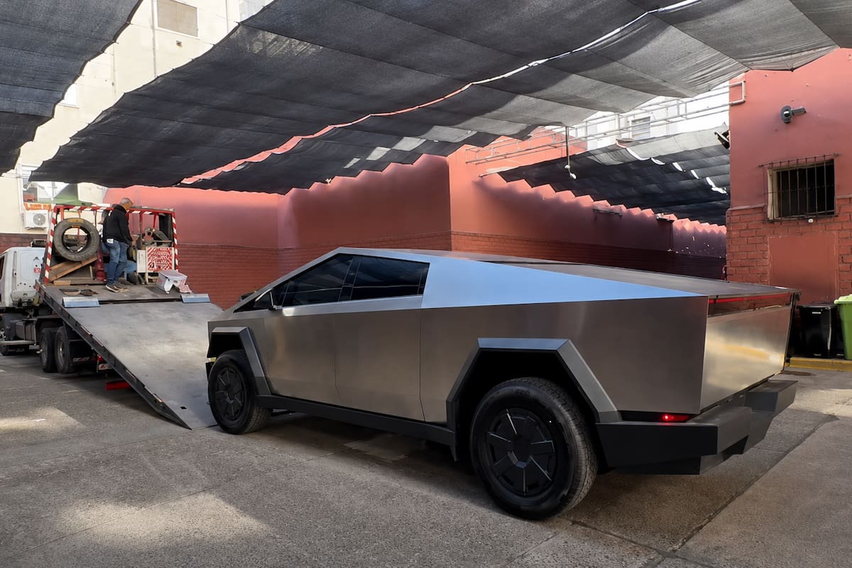 La Tesla Cybertruck del diputado subiéndose a una grúa