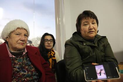 La tía abuela, la hermana y la madre de Cecilia Strzyzowski en el estudio de sus abogadas en Resistencia, Chaco