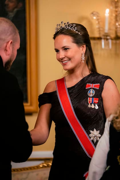 La Tiara de Amatistas fue símbolo del vínculo entre una madre ausente por razones de salud (la reina Mette-Marit) y una hija (la princesa Ingrid) que comienza a asumir cada vez más responsabilidades como futura reina de Noruega