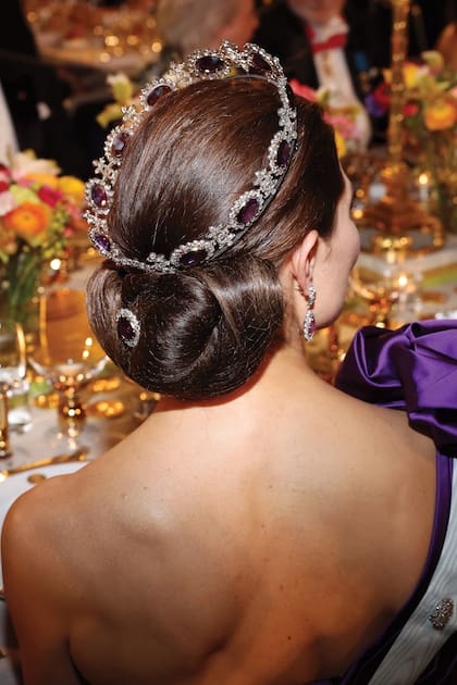 La tiara napoleónica de amatistas que la heredera llevó a la ceremonia en primer plano. Se trata de un diseño creado a partir de un collar que había pertenecido a la emperatriz Josefina y que, en los 70, la reina Silvia de Suecia mandó reciclar para crear esta diadema cerrada. La princesa llevó, además, pendientes y pulsera.