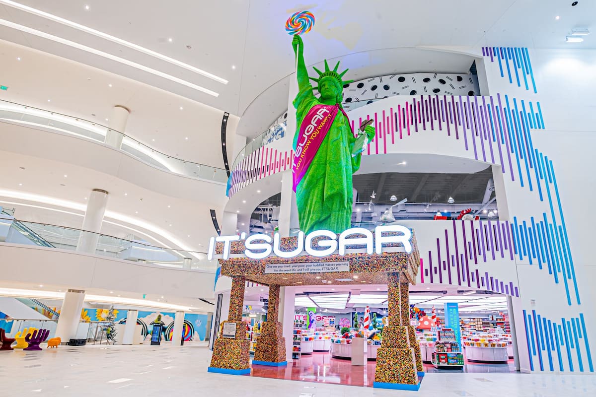 La tienda de dulces más grande del mundo está en Nueva Jersey y tiene una Estatua de la Libertad hecha de gomitas (Scott Barfield)