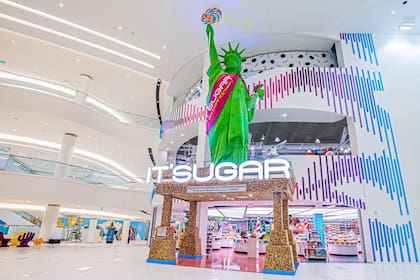 La tienda de dulces más grande del mundo está en Nueva Jersey y tiene una Estatua de la Libertad hecha de gomitas (Scott Barfield)