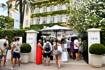 La tienda de lujo de Dior en Saint-Tropez, siempre concurrida al menos para ver