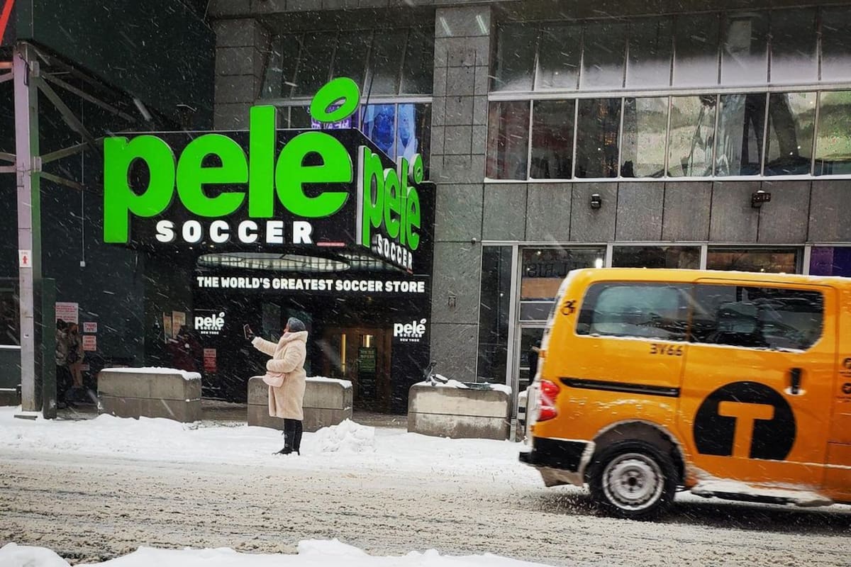 La tienda de Pelé en Times Square fue punto de reunión de fanáticos que acudieron a rendir homenaje tras su muerte