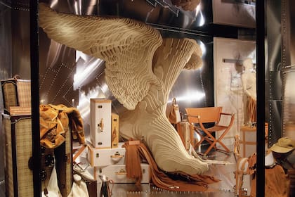 La tienda de Saint-Honore´ con la escultura de Christian Renonciat