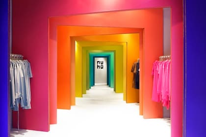La tienda efimera sorprende con colores llamativos