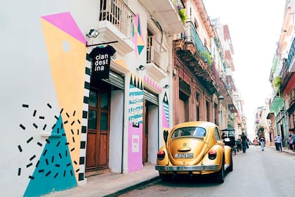 La tienda está ubicada en La Habana Vieja desde hace cuatro años, venden también on line y lograron llevar sus productos a Nueva York, Brooklyn y Washington