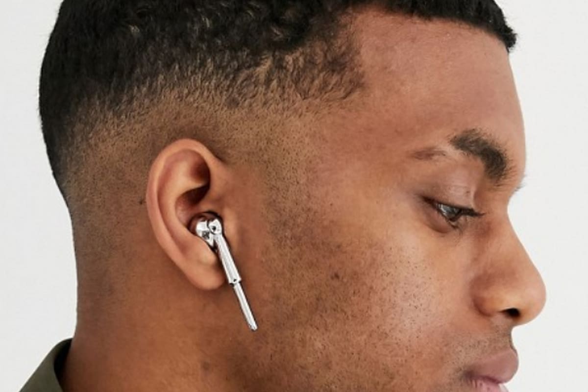 La tienda minorista ASOS lanzó su línea de moda con unos accesorios que emulan el diseño de los auriculares inalámbricos de Apple