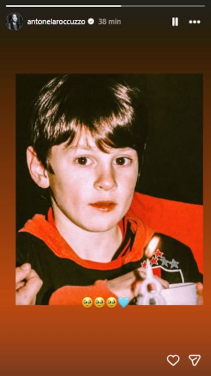 La tierna foto de Leo Messi en su cumpleaños número 8 con la camiseta de Newell's que publicó Anto Roccuzzo (Foto: Instagram @antonelaroccuzzo)