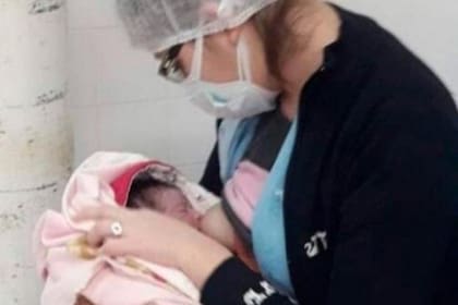 La imagen de una enfermera amamantando a un bebe en Santiago del Estero se volvió viral