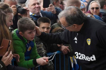 La tierna imagen de Bielsa con un niño hincha de Leeds