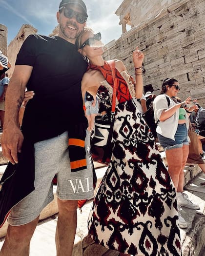 La tierna imagen de el Cholo Simeone y Carla Pereyra en Atenas