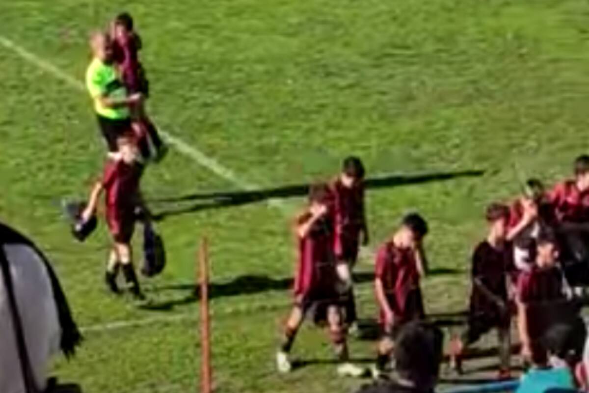 La tierna imagen del árbitro con un jugador a upa que lloraba por haber errado un penal