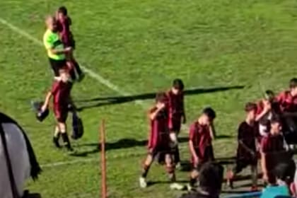 La tierna imagen del árbitro con un jugador a upa que lloraba por haber errado un penal