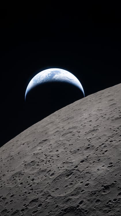 La Tierra asomando detrás de la Luna, imagen tomada desde el Artemis II