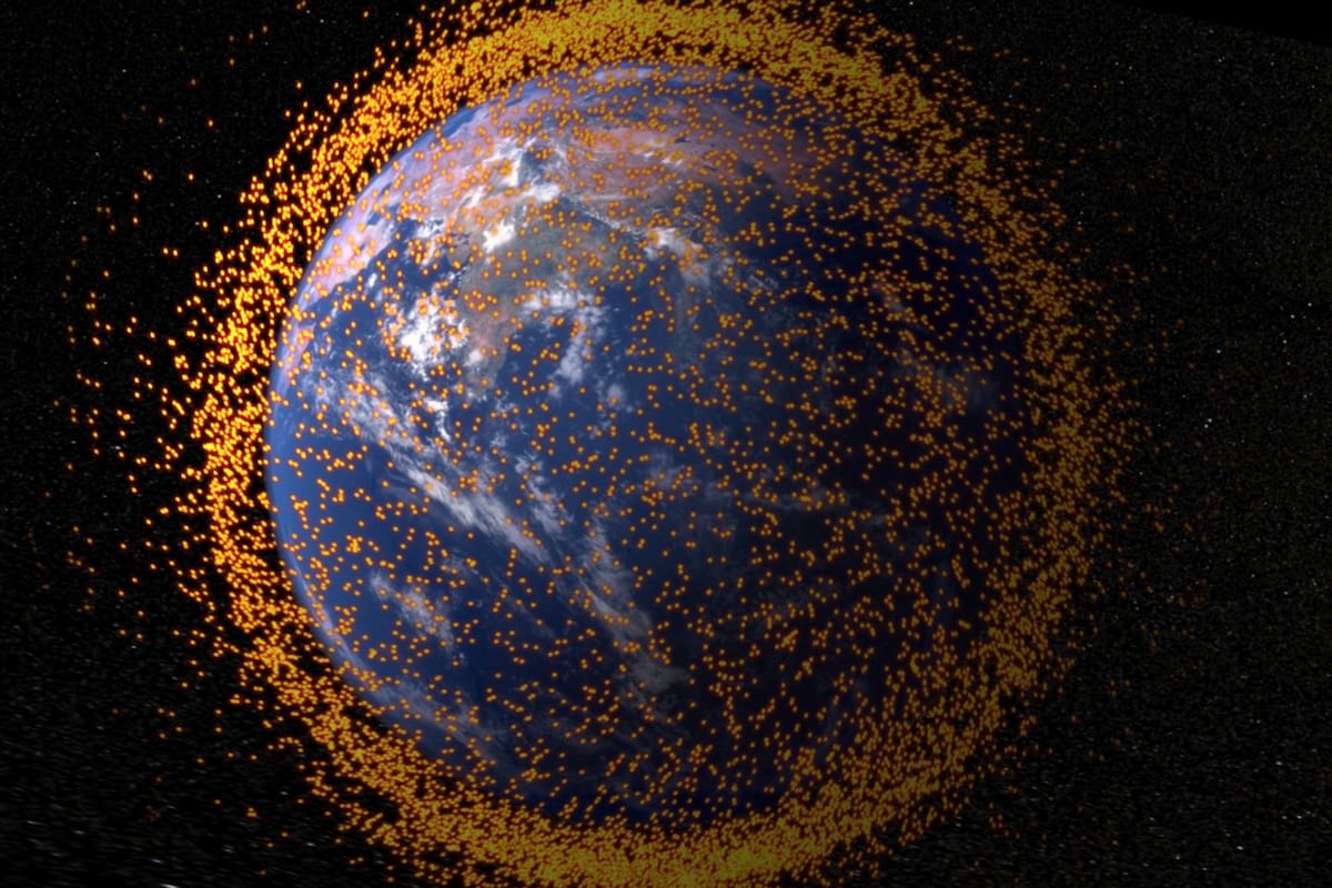 La Tierra rodeada con restos orbitales, en una visualización que muestra el campo de escombros con datos reales de la Oficina del Programa de Escombros Orbitales de la NASA