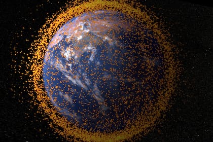 La Tierra rodeada con restos orbitales, en una visualización que muestra el campo de escombros con datos reales de la Oficina del Programa de Escombros Orbitales de la NASA