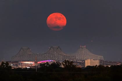 La Tierra se interpondrá entre el Sol y la Luna, que se teñirá de rojo durante aproximadamente una hora (Facebook/Nasa)