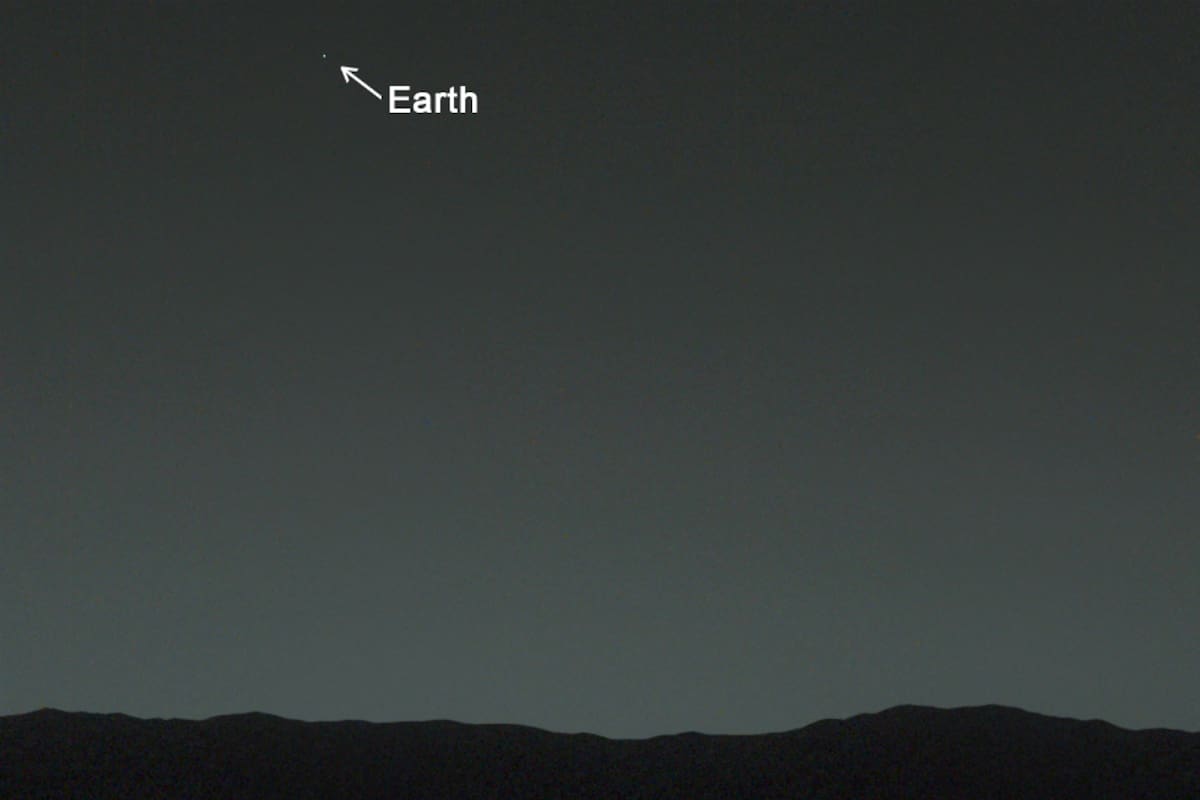 La Tierra se ve como un punto blanco brillante y diminuto desde Marte. Brilla más que ninguna otra estrella en el horizonte del planeta rojo