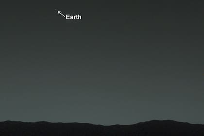 La Tierra se ve como un punto blanco brillante y diminuto desde Marte. Brilla más que ninguna otra estrella en el horizonte del planeta rojo
