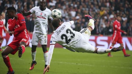 La tijera de Cek Tosun: golazo y descuento de Besiktas