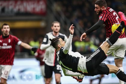 La tijera de Ronaldo dio en la mano de Calabria; fue el penal para Juventus que anotó el portugués, en el final del partido