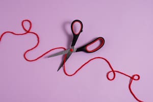 La tijera es un símbolo de corte, de fin o separación, pero en los sueños puede tener otros significados