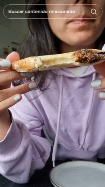 La tiktoker contó que ante la falta de empanadas en su desayuno, cocina sándwiches de quedo