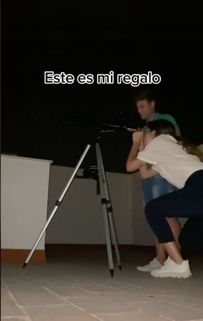 La tiktoker junto al telescopio de sus sueños