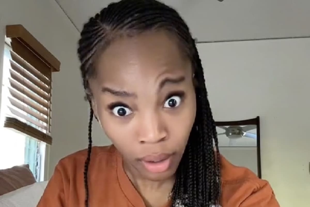 La tiktoker mostró cómo una de sus cejas se elevaba de manera extraña después de haberse puesto botox