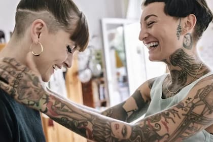 La tinta del tatuaje se inyecta en la dermis y allí es donde se encuentran los nervios responsables del dolor