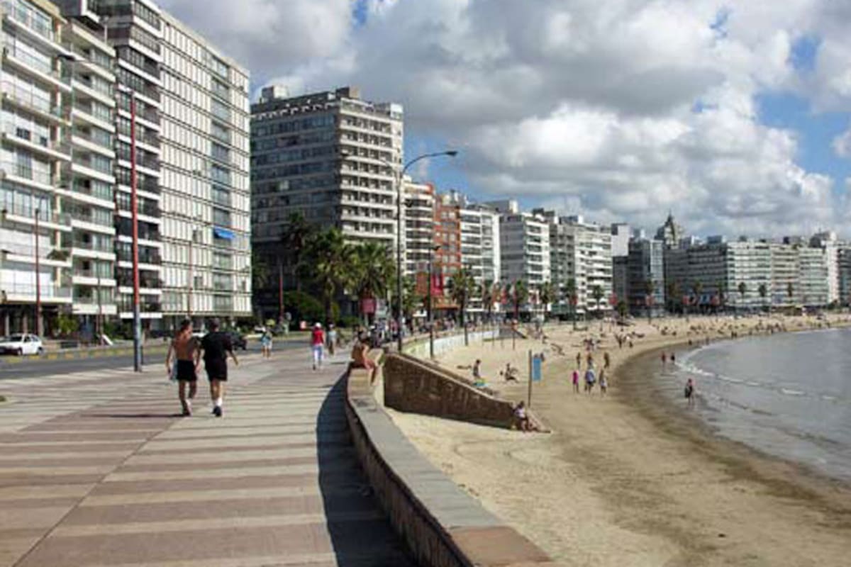 La típica rambla de Montevideo