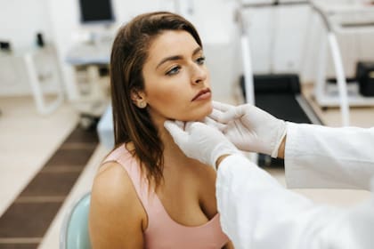 La tiroides es una glándula con forma de mariposa ubicada en el cuello, su trabajo es producir hormonas esenciales para ayudar al cuerpo a usar energía, mantenerse caliente y mantener el funcionamiento correcto de distintos órganos