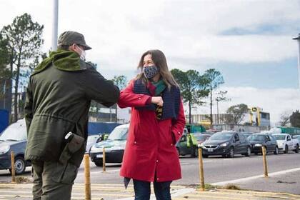 La titular de la cartera de Seguridad nacional, Sabina Frederic, se mostró ayer en los retenes policiales,245x130mm