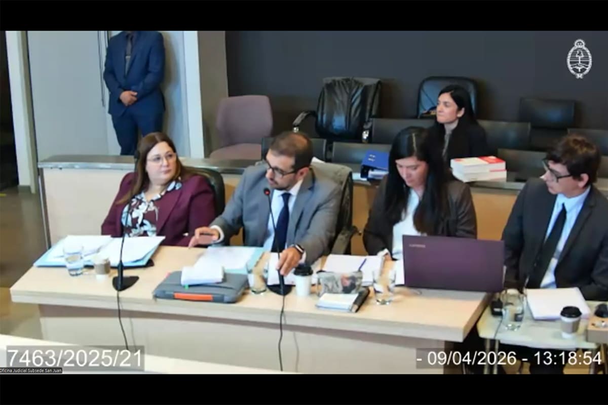 La titular de la Procuraduría de Trata y Explotación de Personas (Protex), Alejandra Mángano, junto con el fiscal Fernando Alcaraz y la auxiliar fiscal Virginia Rodríguez durante el alegato del juicio