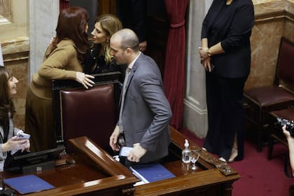 La titular del Senado, Cristina Kirchner, se retiró del recinto dos minutos después de iniciada la sesión